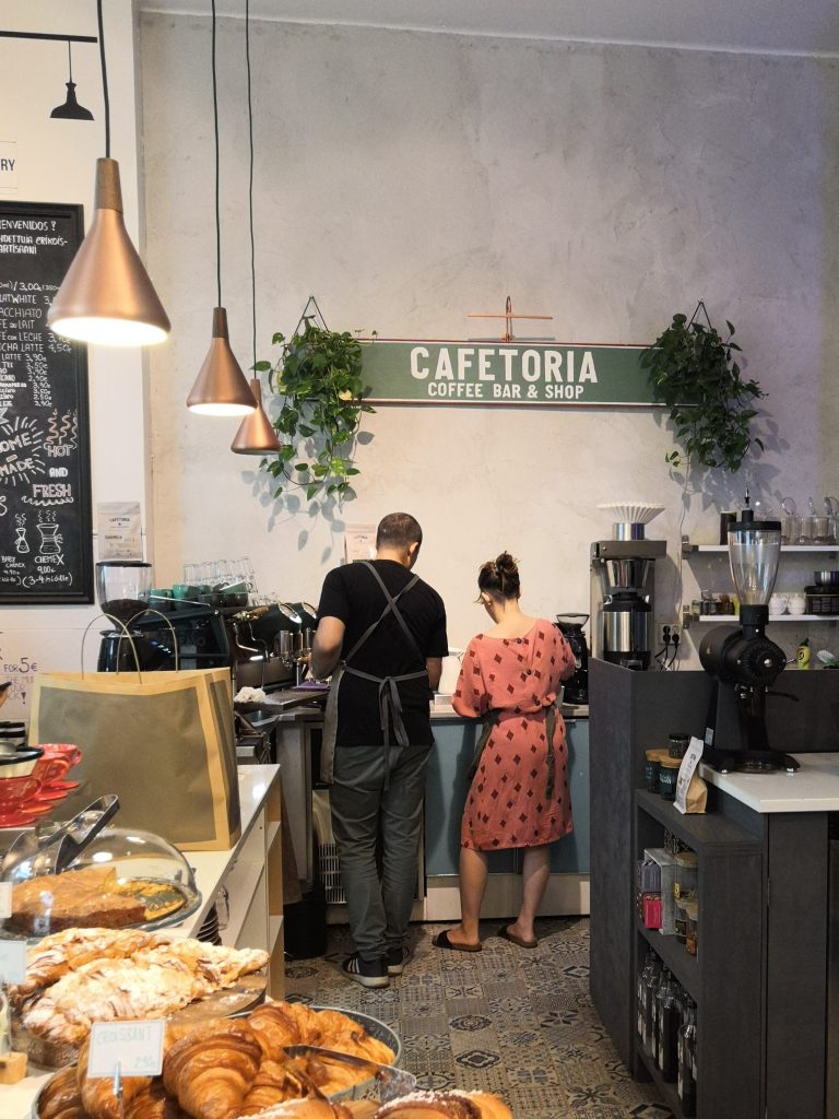 Töölössä Runeberginkadulla sijaitsevan Cafetoria Roasteryn henkilökuntaa työn touhussa.