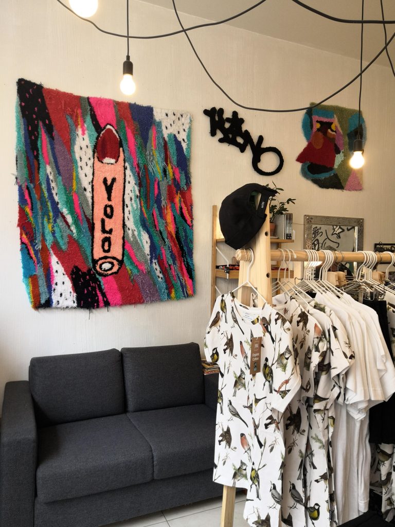Mielenkiintoista taidetta ja vaaterekkejä Kind Of Greenissa Helsingin Kalliossa