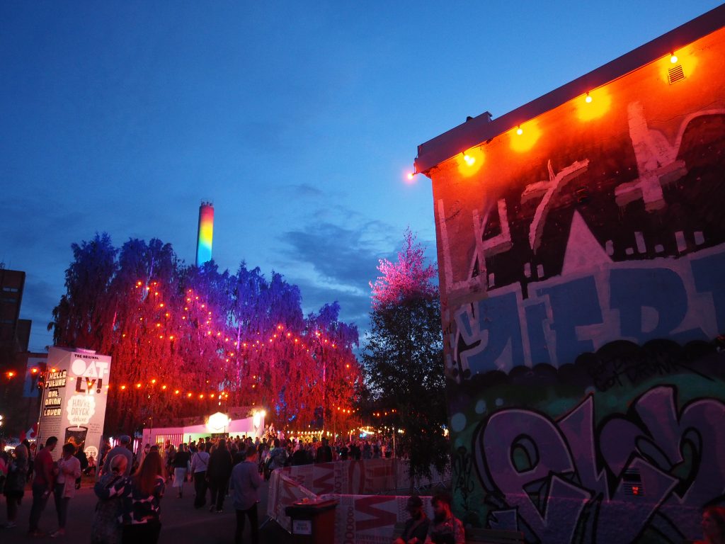 Helsingin Suvilahdessa järjestettävillä Flow Festivaleilla on paljon ihmisiä.