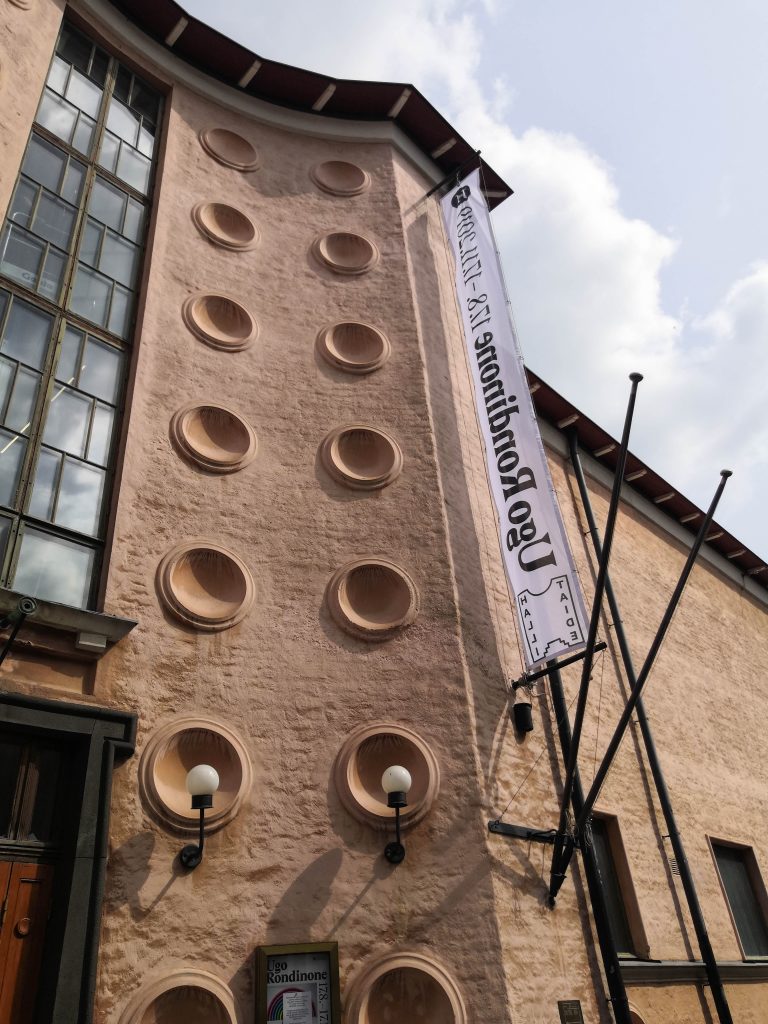 Taidehallin julkisivu Helsingin Töölössä.