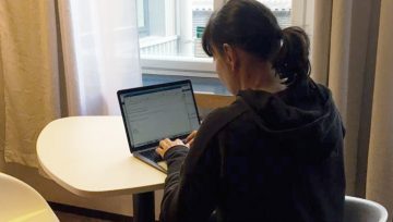 Omenan toimitusjohtaja Kati Niemelä etätöissä Lönnrotinkadun Omena-hotellissa.