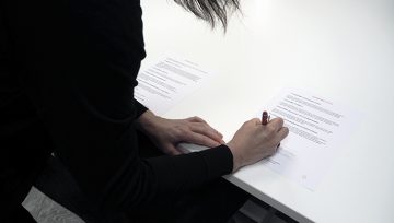 Kati Niemelä allekirjoittamassa kestävän matkailun periatteiden sitoomusta.